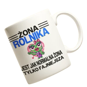 Kubek "Żona rolnika jest jak normalna żona, tylko fajniejsza" to idealny kubek dla żony rolnika, który z humorem podkreśla wyjątkowość żony pracującego na roli. Taki kubek żona rolnika jest jak normalna żona tylko fajniejsza sprawdzi się doskonale jako praktyczny i oryginalny prezent dla rolnika, dodając radości do codziennych chwil. Kubek o pojemności 330 ml, wysokości 95 mm i średnicy 80 mm jest wygodny i praktyczny, idealny do codziennego użytku w kuchni lub na gospodarstwie. Dzięki nadrukowi dwustronnemu, hasło jest zawsze widoczne, niezależnie od strony, z której patrzysz. Dostępność pięciu kolorów sprawia, że można dopasować kubek żona rolnika jest jak normalna żona tylko fajniejsza do preferencji obdarowanej osoby. Wykonany z trwałych materiałów, kubek nadaje się do mycia w zmywarce, co czyni go wyjątkowo wygodnym wyborem na prezent dla rolnika. Zapakowany w solidny kartonik, kubek jest gotowy do wręczenia jako wyjątkowy i humorystyczny kubek dla żony rolnika – doskonały pomysł na każdą okazję.