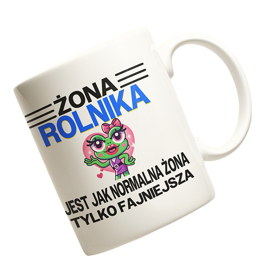 Kubek "Żona rolnika jest jak normalna żona, tylko fajniejsza" to idealny kubek dla żony rolnika, który z humorem podkreśla wyjątkowość żony pracującego na roli. Taki kubek żona rolnika jest jak normalna żona tylko fajniejsza sprawdzi się doskonale jako praktyczny i oryginalny prezent dla rolnika, dodając radości do codziennych chwil. Kubek o pojemności 330 ml, wysokości 95 mm i średnicy 80 mm jest wygodny i praktyczny, idealny do codziennego użytku w kuchni lub na gospodarstwie. Dzięki nadrukowi dwustronnemu, hasło jest zawsze widoczne, niezależnie od strony, z której patrzysz. Dostępność pięciu kolorów sprawia, że można dopasować kubek żona rolnika jest jak normalna żona tylko fajniejsza do preferencji obdarowanej osoby. Wykonany z trwałych materiałów, kubek nadaje się do mycia w zmywarce, co czyni go wyjątkowo wygodnym wyborem na prezent dla rolnika. Zapakowany w solidny kartonik, kubek jest gotowy do wręczenia jako wyjątkowy i humorystyczny kubek dla żony rolnika – doskonały pomysł na każdą okazję.