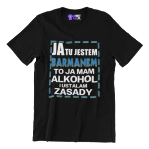 Koszulka Nasza koszulka dla barmana z napisem "Ja tu jestem barmanem, to ja mam alkohol i ustalam zasady" to idealny wybór dla każdego, kto pracuje za barem i chce wyróżnić się z humorem. Wykonana w 100% z wysokogatunkowej bawełny o gramaturze 190g, zapewnia wygodę przez cały dzień pracy. Koszulka dostępna jest w dwóch krojach – męskim i damskim, co pozwala dostosować styl do indywidualnych preferencji. To doskonały prezent dla barmana, który doceni zarówno jakość, jak i zabawny przekaz. Wysokiej jakości nadruk jest odporny na zniszczenia i bez problemu wytrzyma co najmniej dwa lata. Koszulka posiada boczne szwy, taśmę wzmacniającą na karku i nowoczesny krój, który świetnie się prezentuje. Każda koszulka dla barmana jest elegancko zapakowana w kartonik z logiem shirtme, dzięki czemu stanowi gotowy i wyjątkowy prezent na każdą okazję dla barmana!