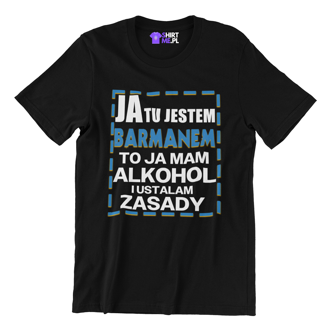 Koszulka Nasza koszulka dla barmana z napisem "Ja tu jestem barmanem, to ja mam alkohol i ustalam zasady" to idealny wybór dla każdego, kto pracuje za barem i chce wyróżnić się z humorem. Wykonana w 100% z wysokogatunkowej bawełny o gramaturze 190g, zapewnia wygodę przez cały dzień pracy. Koszulka dostępna jest w dwóch krojach – męskim i damskim, co pozwala dostosować styl do indywidualnych preferencji. To doskonały prezent dla barmana, który doceni zarówno jakość, jak i zabawny przekaz. Wysokiej jakości nadruk jest odporny na zniszczenia i bez problemu wytrzyma co najmniej dwa lata. Koszulka posiada boczne szwy, taśmę wzmacniającą na karku i nowoczesny krój, który świetnie się prezentuje. Każda koszulka dla barmana jest elegancko zapakowana w kartonik z logiem shirtme, dzięki czemu stanowi gotowy i wyjątkowy prezent na każdą okazję dla barmana!