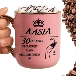Kubek kubek ze złotą rączką oraz rantem z nadrukiem Kasia 30 letnia kobieta, która jest jak wino nabiera smaku z wiatrem ELEGANT